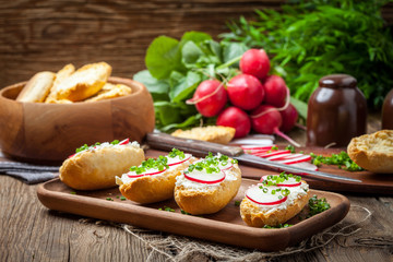 Toasts with radish, chives and cottage cheese.