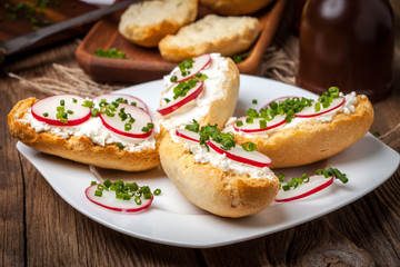 Toasts with radish, chives and cottage cheese.