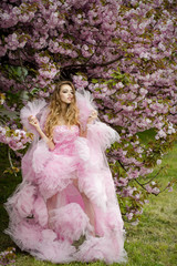 Obraz na płótnie Canvas Glamour girl in pink blossom