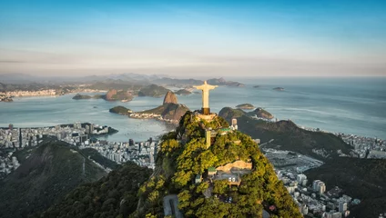 Photo sur Plexiglas Copacabana, Rio de Janeiro, Brésil Vue aérienne du Christ et de la baie de Botafogo depuis un angle élevé.