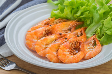 Shrimp with lettuce on plate