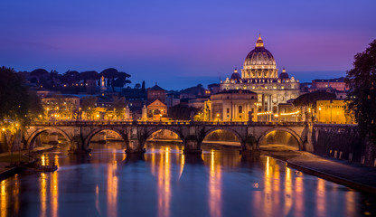 Nachtmening van Basiliek St. Peter en Sant Angelo-brug Rome, Italië, Europa