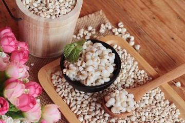 Cooked millet seeds and dried millet seeds.
