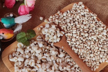 Cooked millet seeds and dried millet seeds.