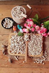 Cooked millet seeds and dried millet seeds.