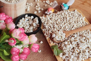 Cooked millet seeds and dried millet seeds.