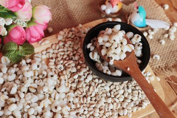 Cooked millet seeds and dried millet seeds.