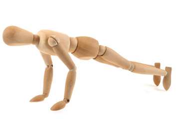 Homme en bois faisant de la musculation 