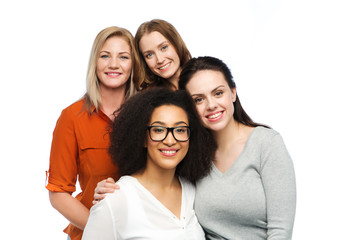 Obraz premium group of happy different women in casual clothes