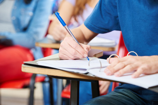 Sch&uuml;ler macht sich Notizen