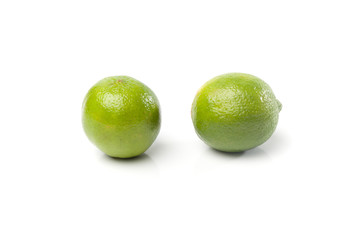 Grüne Limetten Früchte, Freisteller auf weissem Hintergrund