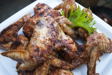 Gegrillte Chicken Wings auf weißem Teller