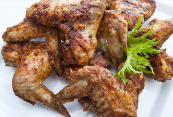 Gegrillte Chicken Wings auf weißem Teller
