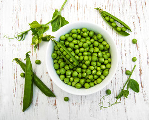 Bowl with fresh peas © Olena Rudo