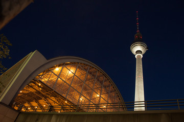Bahnhof Alexanderplatz mit Funkturm bei Nacht