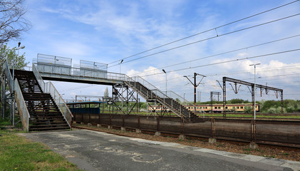 Peron kolejowy, trakcja, torowisko. © Stanisław Błachowicz