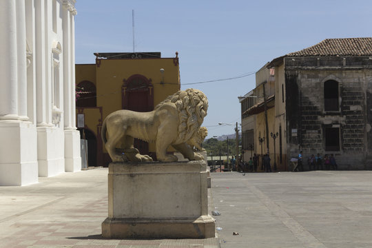 Monumento de leon en la acera de la basilica catedral de leon. Asunci&oacute;n de Mar&iacute;a