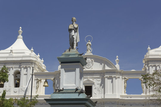 Maximo jerez monumento memorial en el parque central de la ciudad de leon
