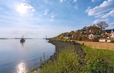 Das Elbufer in Hamburg-Blankenese mit dem Süllberg im Hintergund