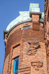 Kunstvoll gestalteter Turm aus roten Backsteinen in der Böttchergasse in Bremen