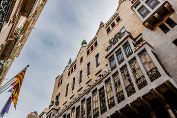 Fototapeta premium Dans la rue devant le palais Guell