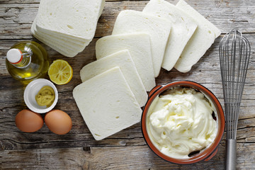 maionese ingredienti e pane da tramezzini