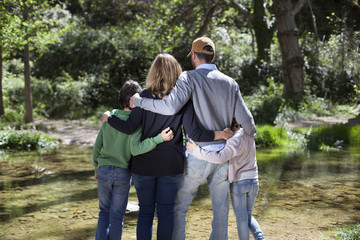 Familia unida en el campo