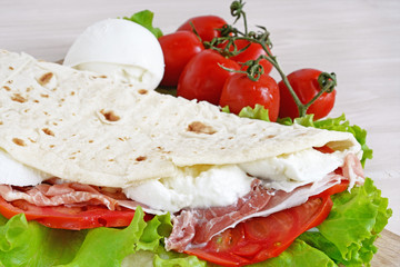 piadina romagnola con crudo e mozzarella di bufala