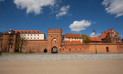 Mury obronne wraz z Bramą Mostową i Dworem Mieszczańskim, Toruń, Poland  - obrazy, fototapety, plakaty