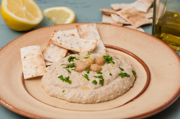 Ración de hummus y pan pita