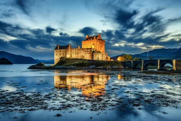 Fotobehang Kasteel Eilean Donan Castle in Schotland tijdens het blauwe uur
