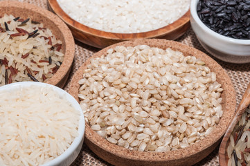 Varios boles con diferentes arroces