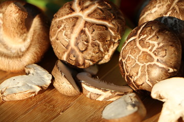 Shiitake-Pilze schneiden