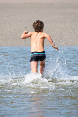 Fototapeta premium Junge tobt im Meer