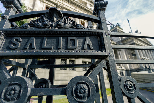 Cartel de salida en la reja del Congreso de la Naci&oacute;n Argentina