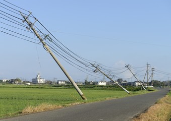 台風で傾いた電柱