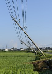 台風で傾いた電柱