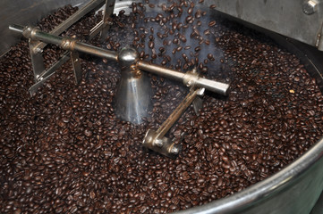 Kaffeeröstung im Trommelröster bei den Karen in Thailand