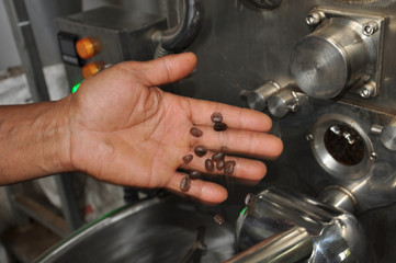 Kaffeeröstung im Trommelröster bei den Karen in Thailand