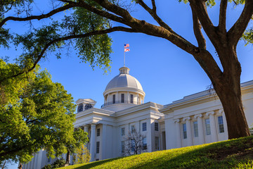 Obraz premium Alabama State Capitol Front Right Angle: Front right perspective of the Alabama State Capitol building.
