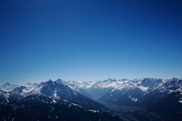 Fototapeta na wymiar verschneite Gipfel der Alpen