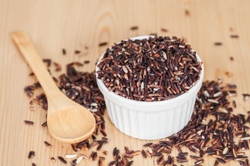 raw Rice berry on wood background