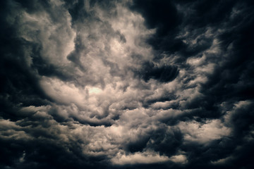 Ciemne chmury burzowe © barytek