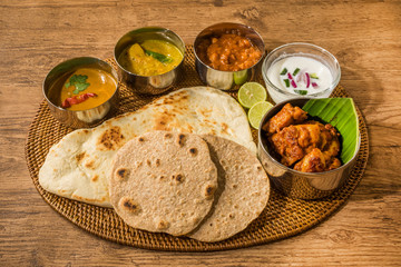 インドの典型的なカレー定食 　Curry gourmet of meals India