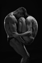 Obrazy na Plexi  Naga seksowna para. Sztuka zdjęcie młodego dorosłego mężczyzny i kobiety. Czarno-białe, muskularne nagie ciało o wysokim kontraście
