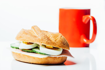 Vollkorn Sandwich mit Käse, Schinken, Gurke, Ei, roter Kaffee B