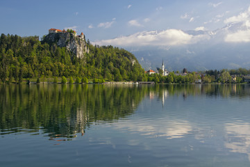 Fototapeta na wymiar Lake Bled with the rocktop castle and St Martin church
