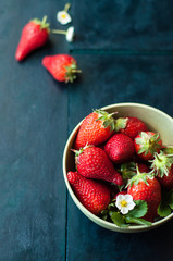 fragole e fiori in una tazza 