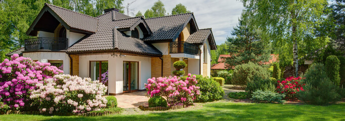 House with beautiful garden - obrazy, fototapety, plakaty