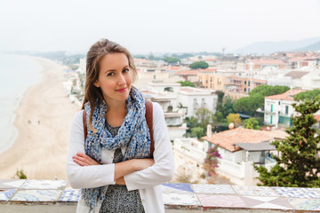 Fototapeta na wymiar Girl standing in front of panoramic view in Sperlonga. Italy